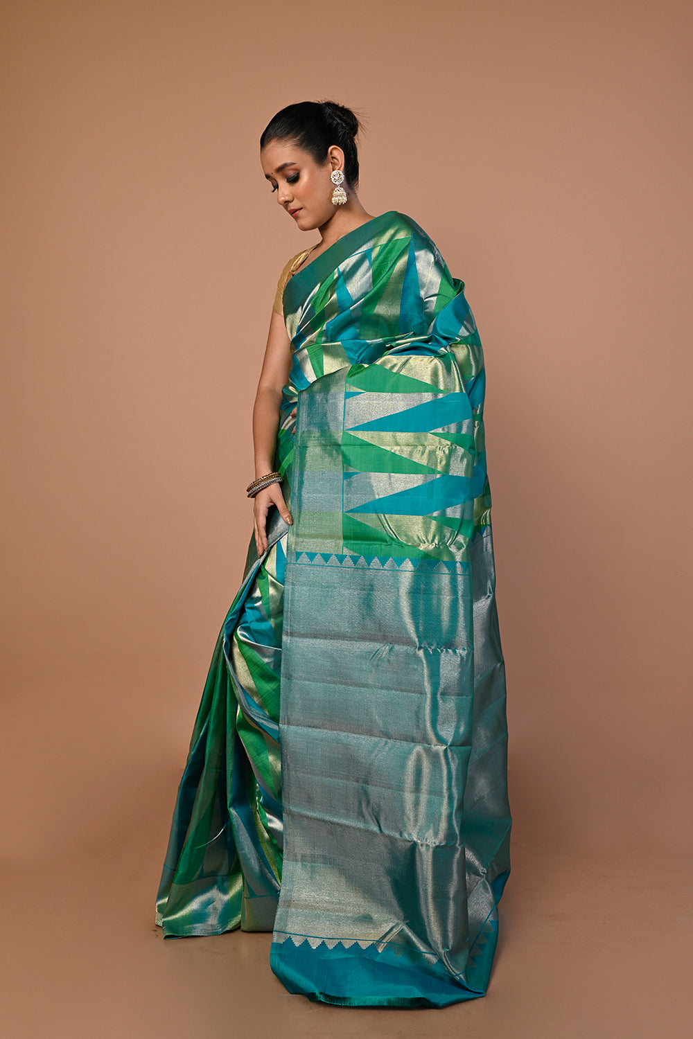 Kanchipuram Silk Geometrical Brocade Dual Tone Blue And Green Saree
