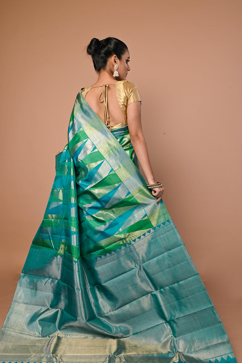 Kanchipuram Silk Geometrical Brocade Dual Tone Blue And Green Saree
