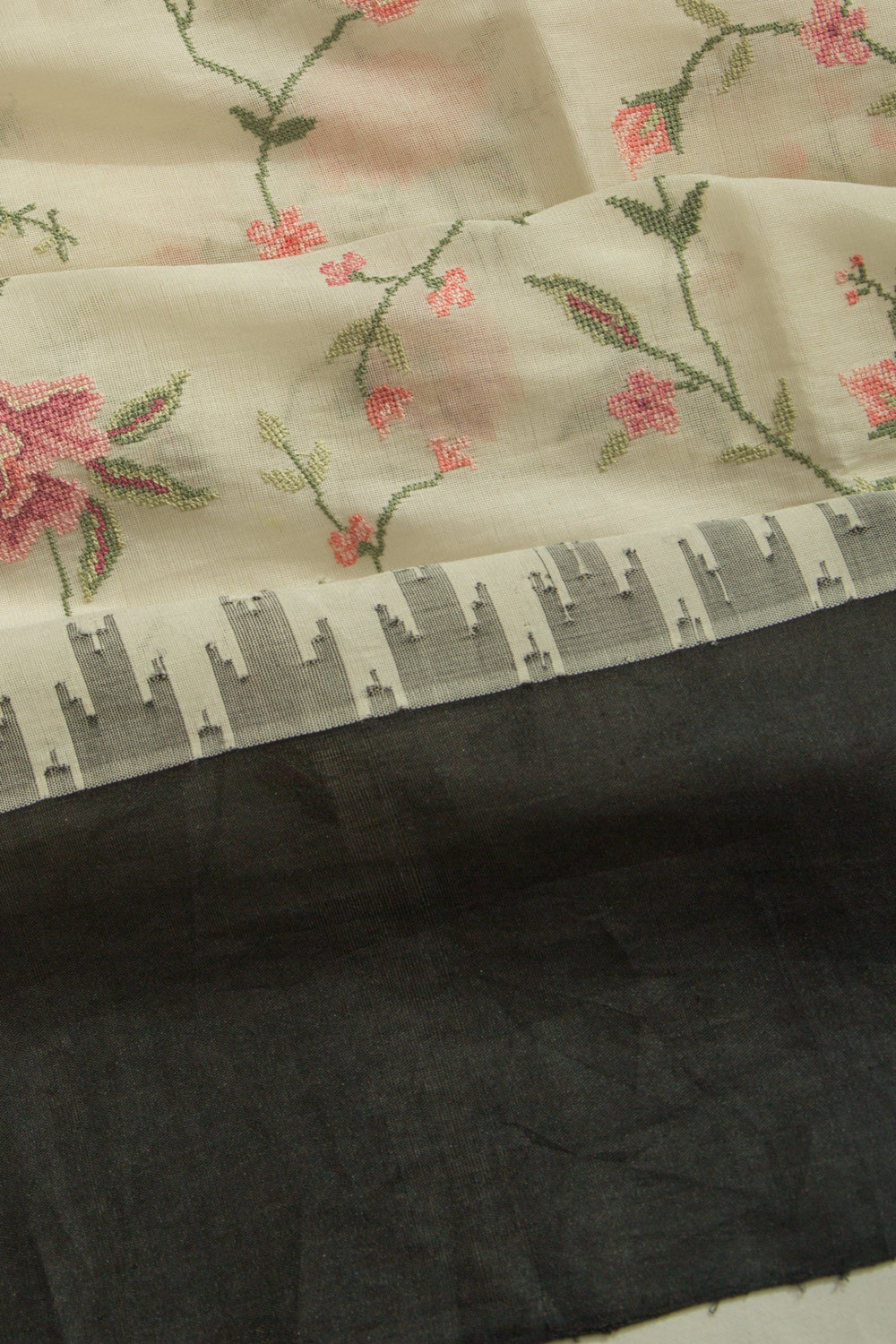 Maheshwari Cotton Floral Embroidery White Saree With Ganga Jamuna Tussar Border