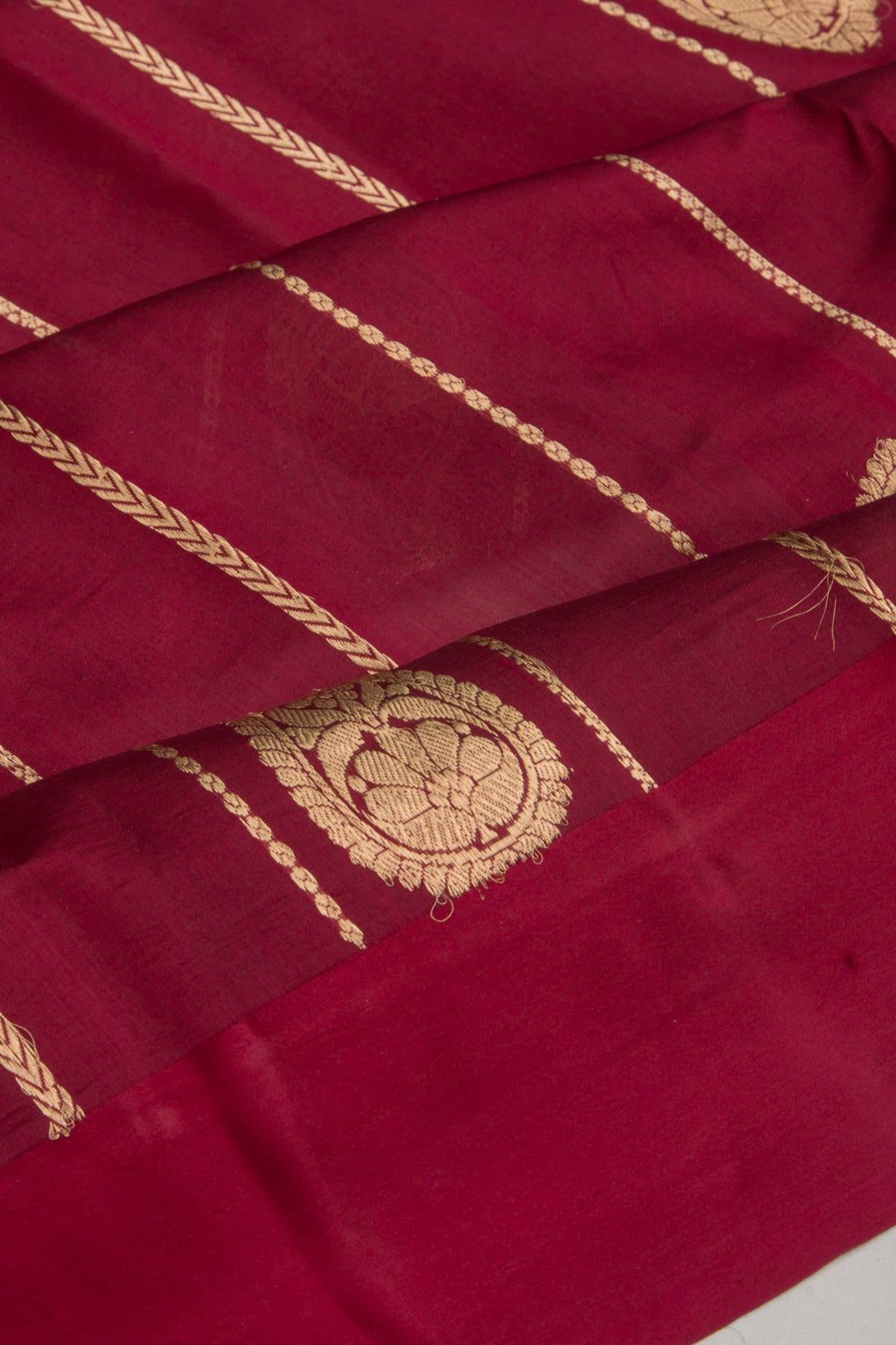 Banarasi Katan Silk Vertical Lines And Butta Maroon Saree