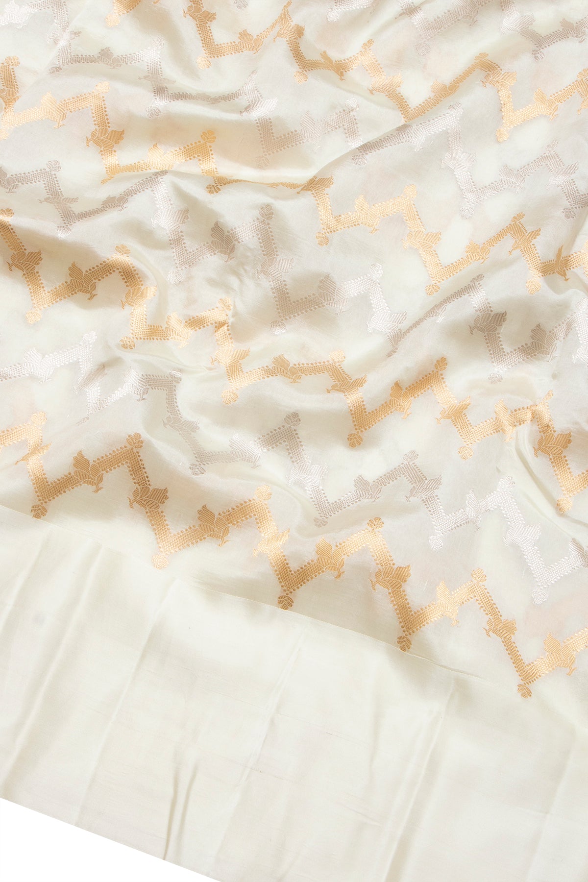 Banarasi Katan Silk Zig Zag Lines Cream Saree With Satin Border