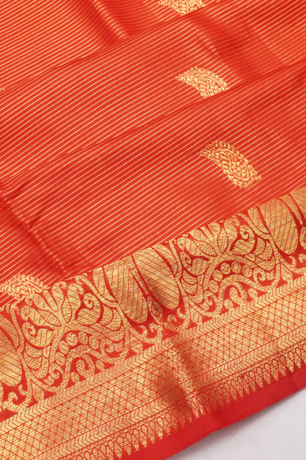 Kanchipuram SIlk Oosi Lines And Butta Red Saree