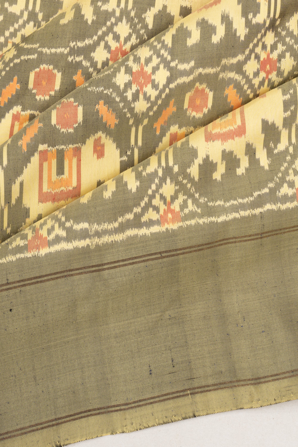 Pochampally Silk Ikat Chhabdi Bhat White And Cream Saree