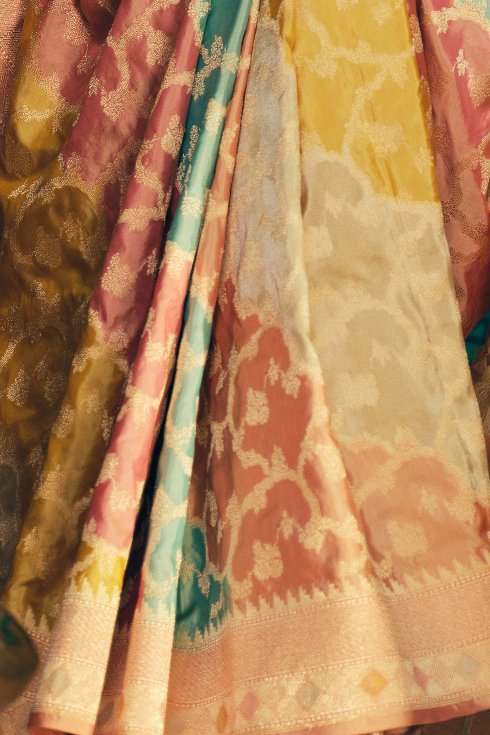 Banarasi Silk Kadwa Jaal Rangkat Peach Saree