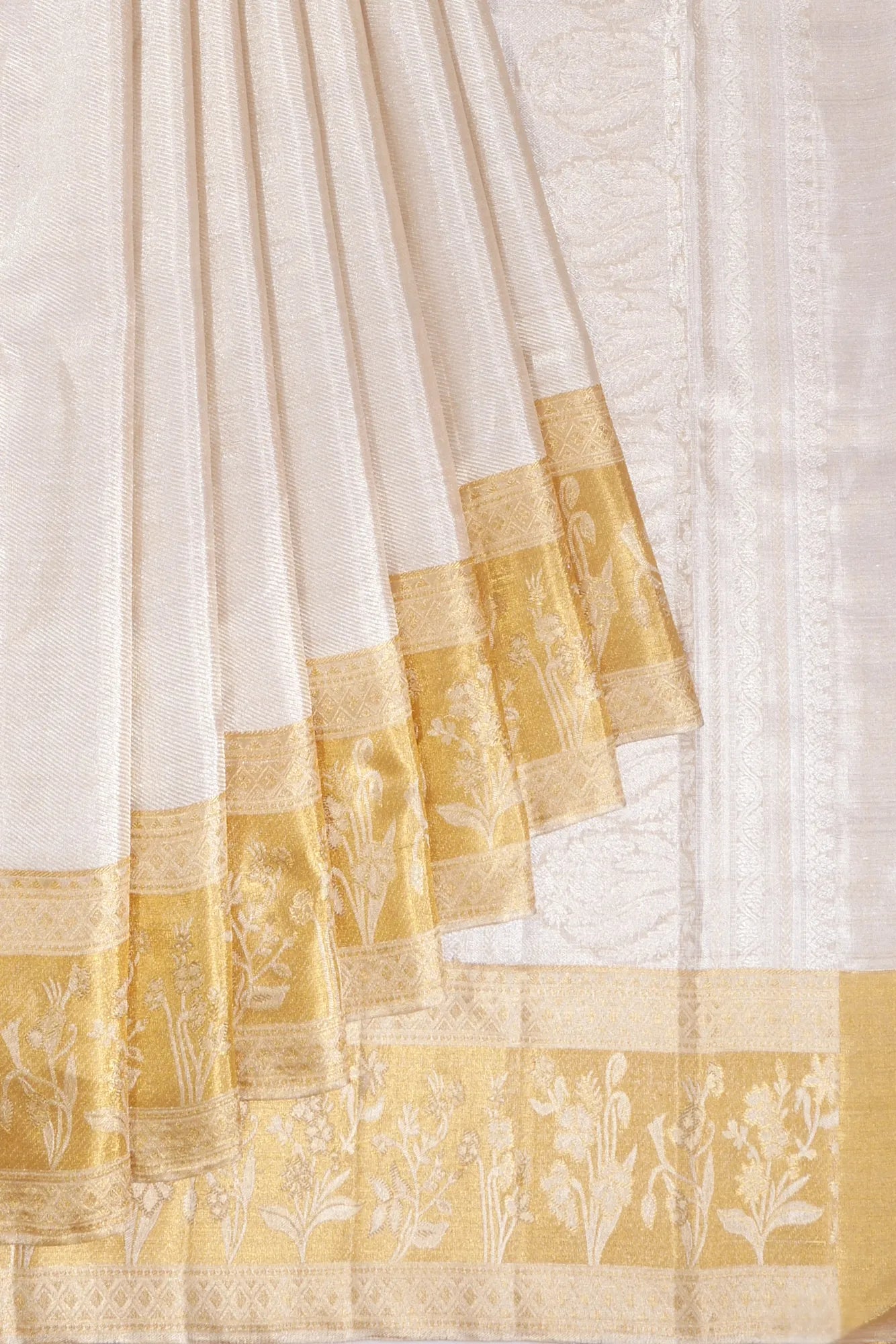 Kanchipuram Silk Tissue Diagonal Lines Silver Saree