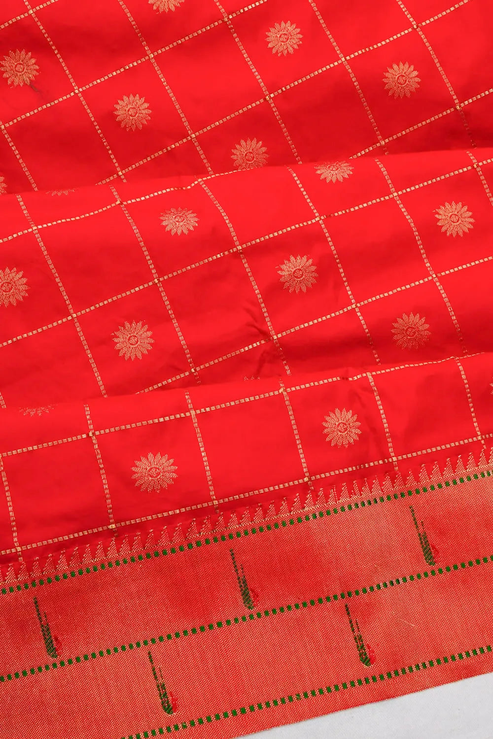 Muniya Silk Checks And Butta Red Saree