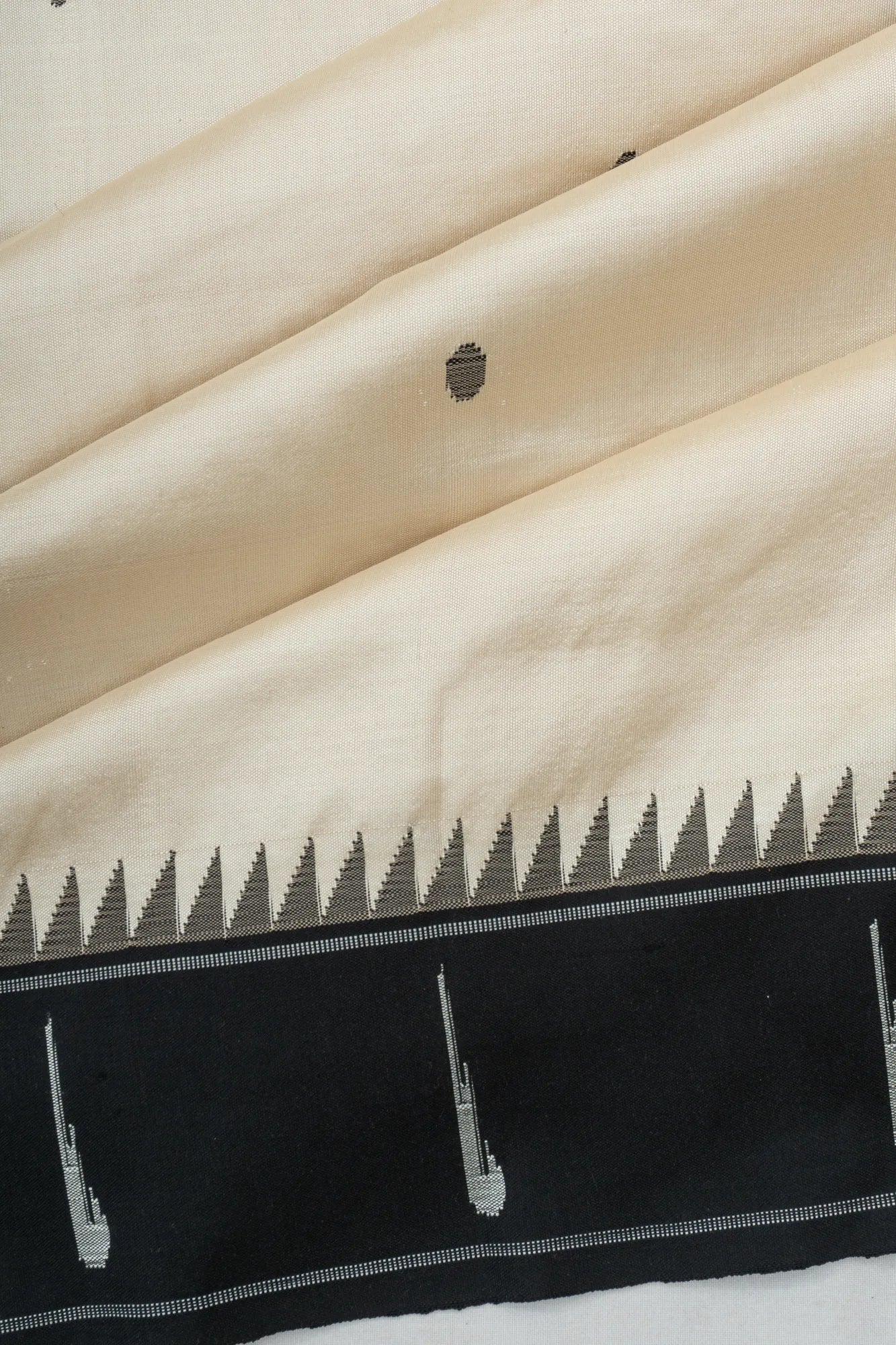 Paithani Silk Butta Cream Saree With Single Muniya Border