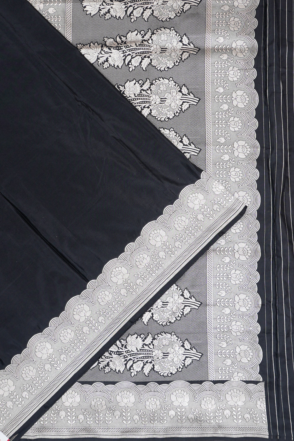 Vaanya Banaras Silk Plain Black Saree