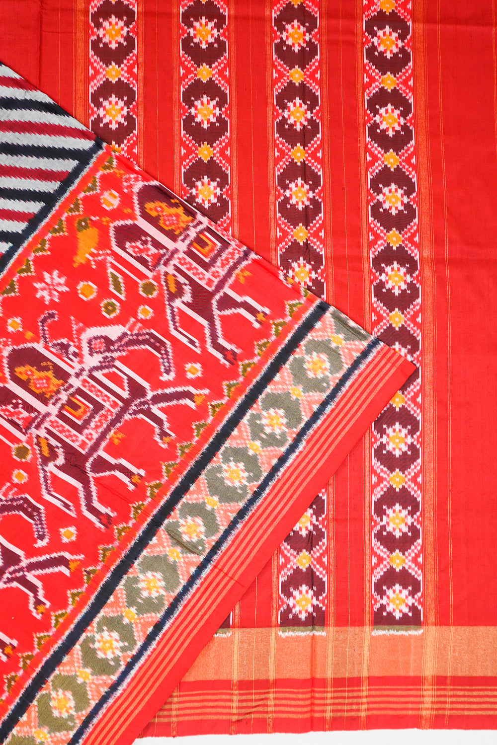 Pochampally Silk Ikat Diagonal Lines White Saree