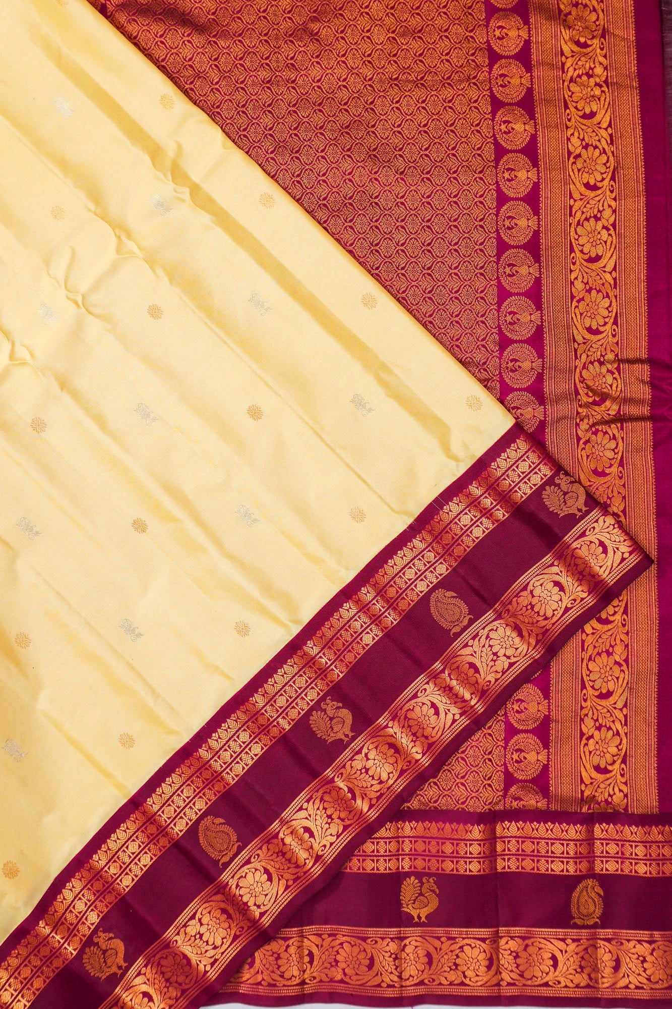 Gadwal Silk Butta Cream Saree With Rettai Pettu Border