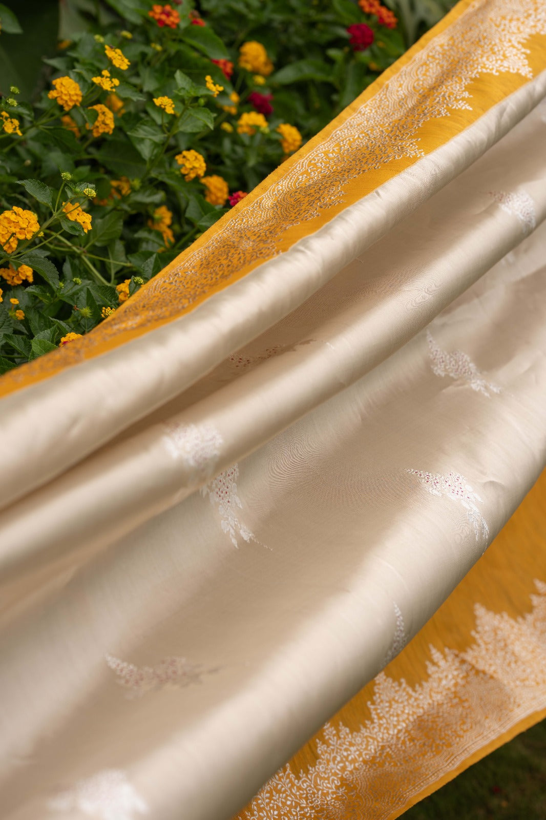 Banarasi Kora Organza Butta Off White Saree With Linen Border