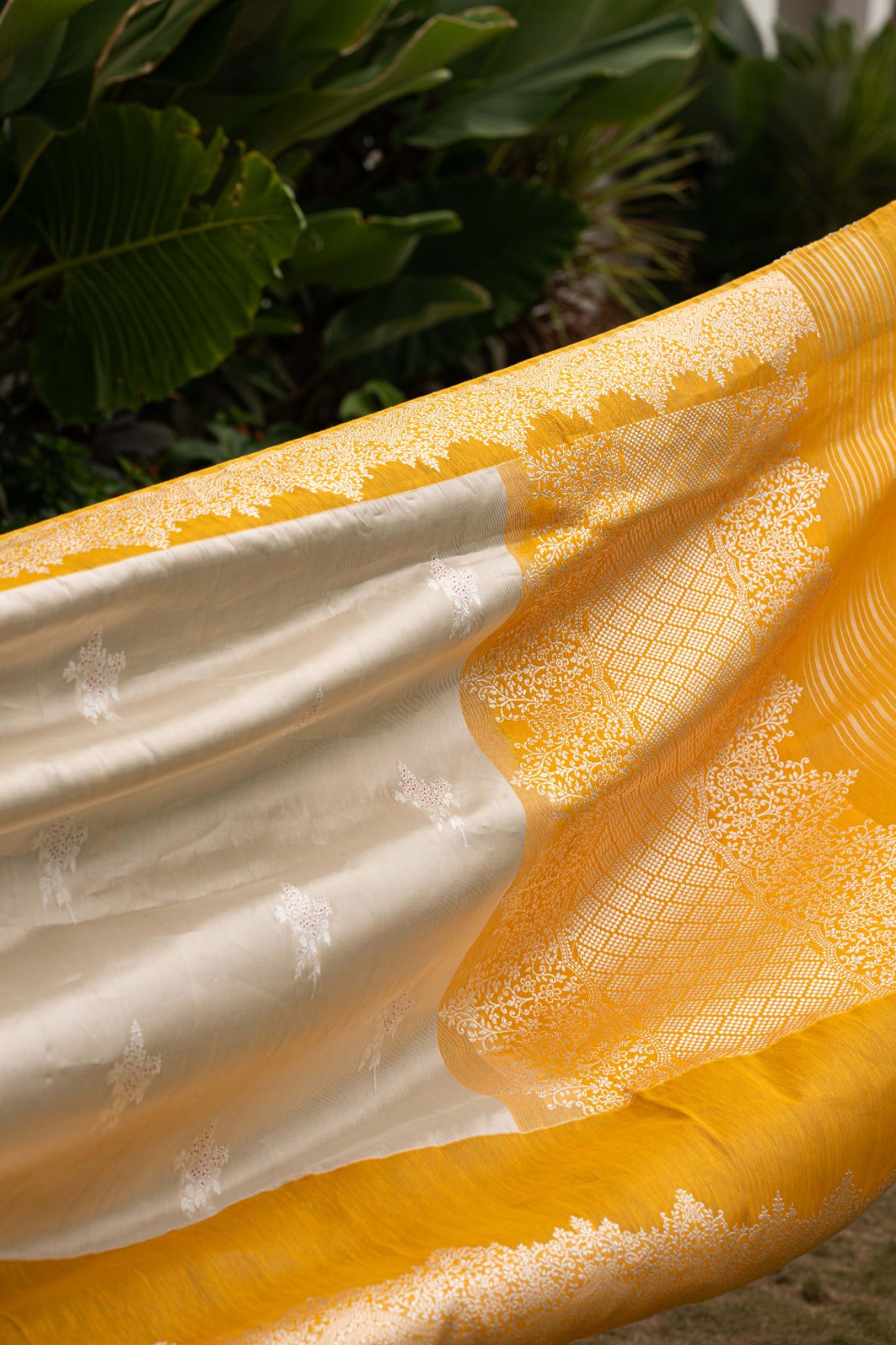 Banarasi Kora Organza Butta Off White Saree With Linen Border